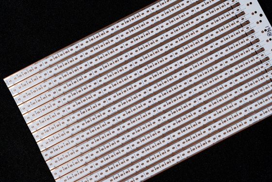 Puce personnalisée sur une carte de circuit flexible en FPC pour une lampe à bande COB à double couche