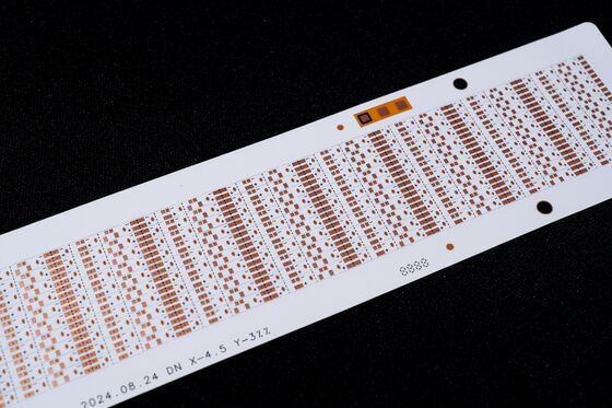 SMT de précision et fabrication de circuits imprimés flexibles pour les applications d'éclairage LED avancéesFPC personnalisable ou sur commande 2835-90LEDS/m 5*503-12V led Strip FPC