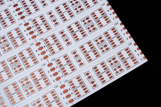 Tableau à bande LED à double couche 5050 en feuille de cuivre à haute performance avec IP65 étanche. Idéal pour les applications d'éclairage LED durables et flexibles nécessitant fiabilité et résistance à l'humidité.